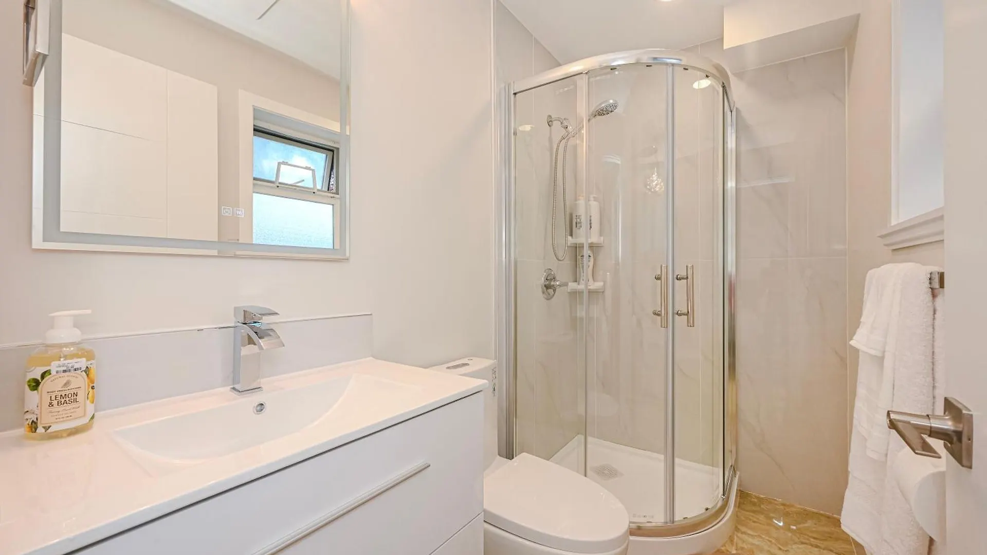 Cozy Home With 3Br 4Bath Near Richmond Steveston Village 0*,  캐나다